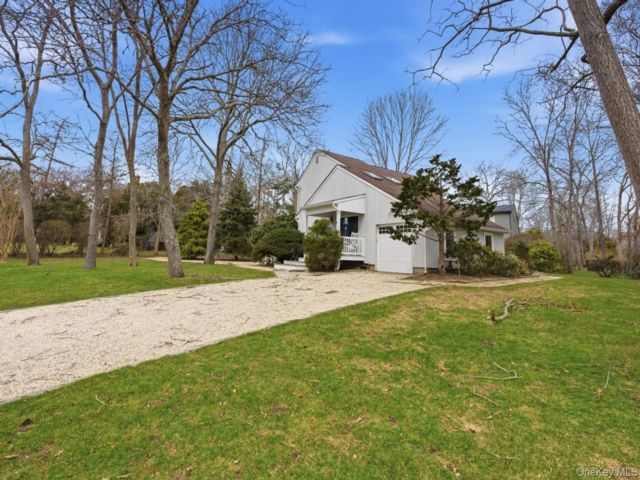  4 BR,  3.00 BTH &nbsp;Contemporary style home in Hampton Bays