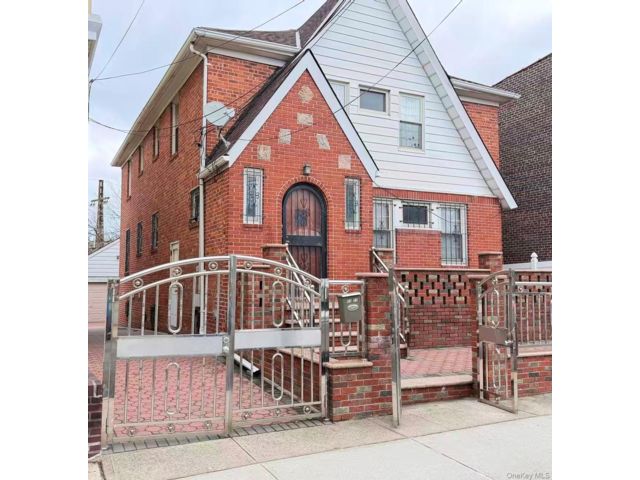  6 BR,  3.00 BTH &nbsp;Colonial style home in Elmhurst