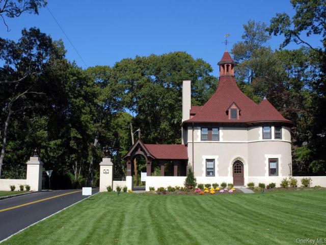  3 BR,  3.00 BTH &nbsp;Exp ranch style home in Port Jefferson