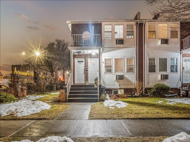  5 BR,  4.00 BTH &nbsp;Colonial style home in Woodhaven