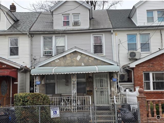  3 BR,  2.00 BTH &nbsp;Colonial style home in South Ozone Park