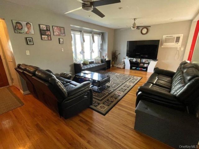  3 BR,  3.00 BTH &nbsp;Exp cape style home in New Hyde Park