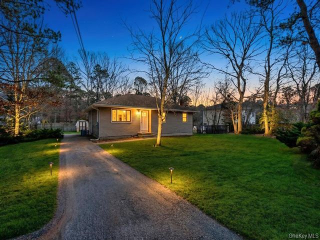  3 BR,  2.00 BTH &nbsp;Ranch style home in Riverhead