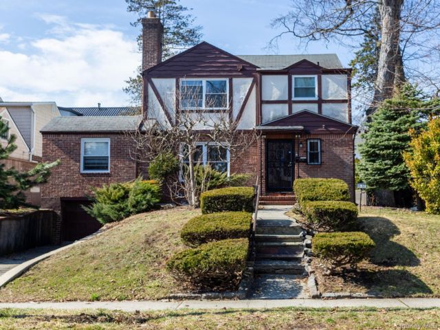  4 BR,  3.00 BTH &nbsp;Colonial style home in Hollis Hills