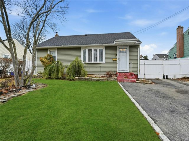  3 BR,  1.00 BTH &nbsp;Ranch style home in Wyandanch