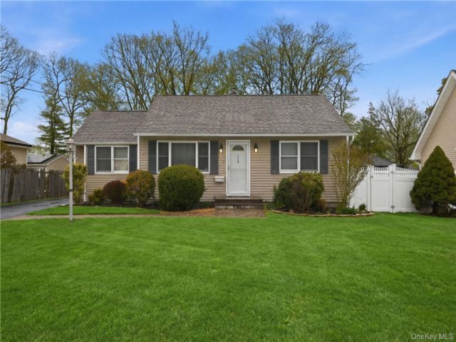  2 BR,  1.00 BTH &nbsp;Ranch style home in Centereach