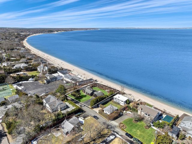  2 BR,  3.00 BTH &nbsp;Cottage style home in Hampton Bays