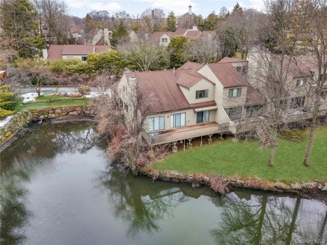  3 BR,  3.00 BTH &nbsp;Condo style home in Mamaroneck