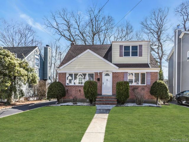  4 BR,  2.00 BTH &nbsp;Exp cape style home in Merrick