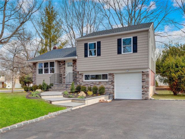  3 BR,  2.00 BTH &nbsp;Split level style home in Greenlawn