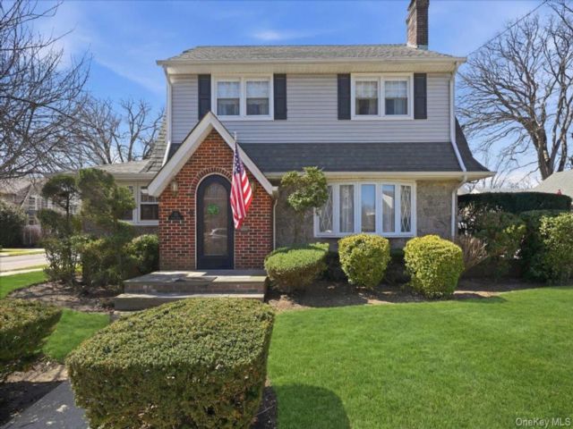  3 BR,  2.00 BTH &nbsp;Colonial style home in Floral Park