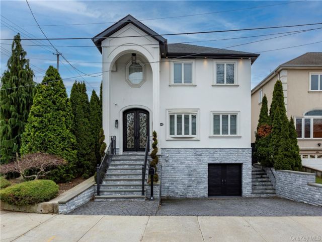  4 BR,  4.00 BTH &nbsp;Contemporary style home in Whitestone