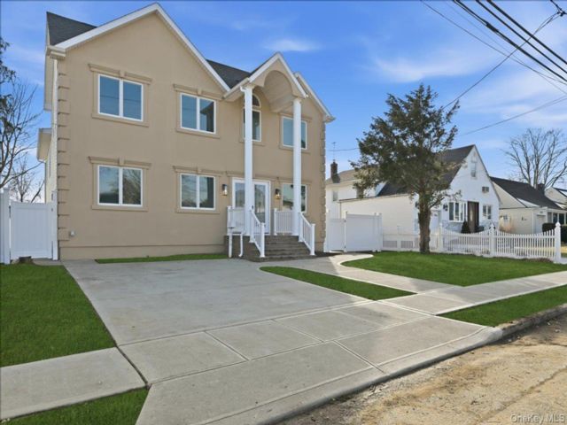  5 BR,  3.00 BTH &nbsp;Colonial style home in Baldwin