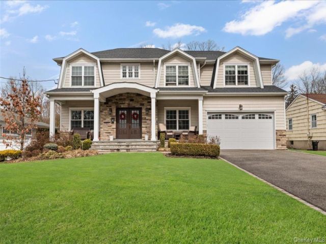  5 BR,  5.00 BTH &nbsp;Colonial style home in Syosset