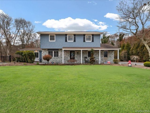  4 BR,  3.00 BTH &nbsp;Colonial style home in Smithtown