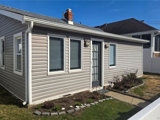  2 BR,  1.00 BTH &nbsp;Bungalow style home in Long Beach