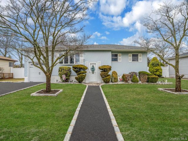  3 BR,  1.00 BTH &nbsp;Raised ranch style home in Brentwood