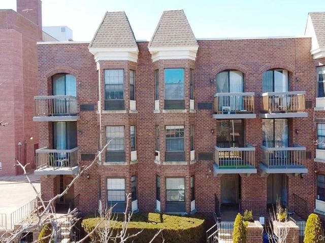  3 BR,  2.00 BTH &nbsp;Condo style home in Fresh Meadows