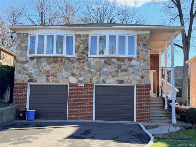  6 BR,  3.00 BTH &nbsp;Hi ranch style home in Jamaica Estates
