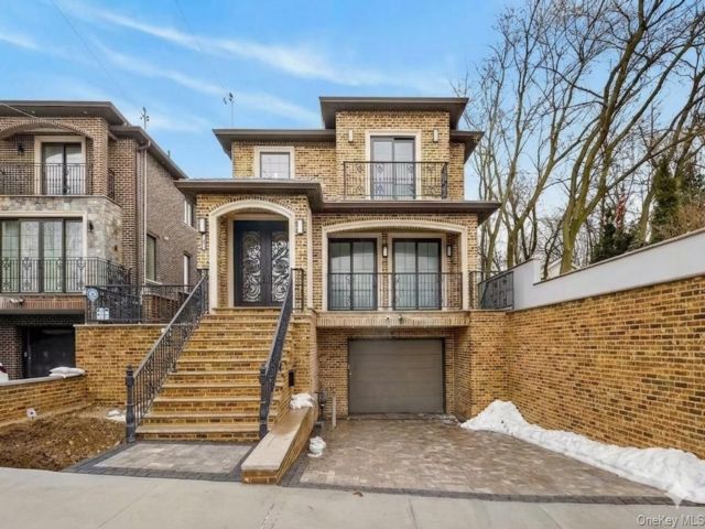  4 BR,  2.00 BTH &nbsp;Colonial style home in College Point