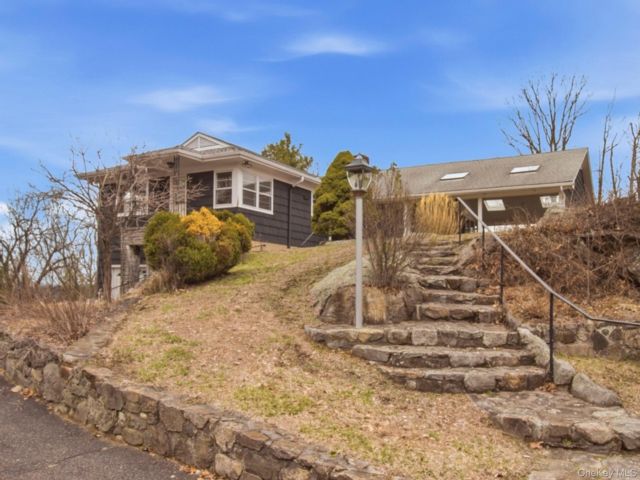 4 BR,  3.00 BTH &nbsp;Ranch style home in Ossining