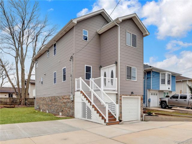  4 BR,  5.00 BTH &nbsp;Colonial style home in Island Park