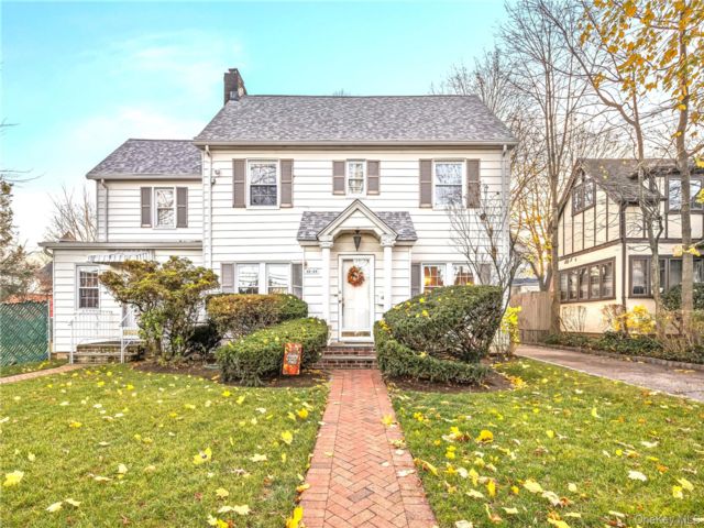  4 BR,  4.00 BTH &nbsp;Colonial style home in Little Neck