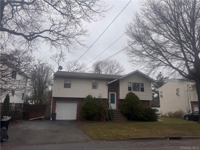 3 BR,  1.00 BTH &nbsp;Hi ranch style home in West Islip