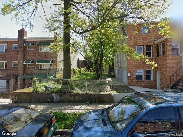 Lot <b>Size:</b> 29.29 ft x 100 f &nbsp;House style home in Wakefield