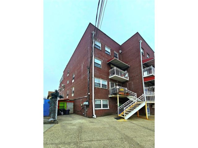  9 BR,  4.00 BTH &nbsp;Modern style home in Corona