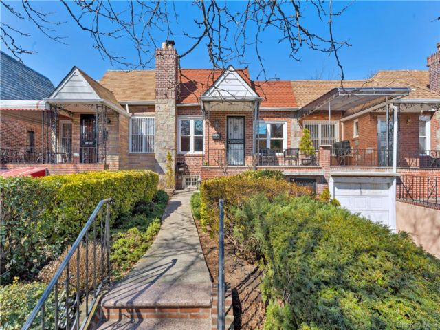  2 BR,  1.00 BTH &nbsp;House style home in Rego Park