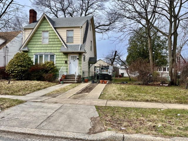  3 BR,  2.00 BTH &nbsp;Colonial style home in Hempstead