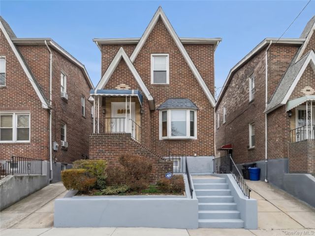  3 BR,  2.00 BTH &nbsp;Colonial style home in Flushing