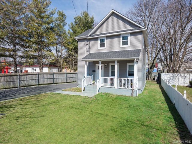  4 BR,  2.00 BTH &nbsp;Colonial style home in Huntington Station