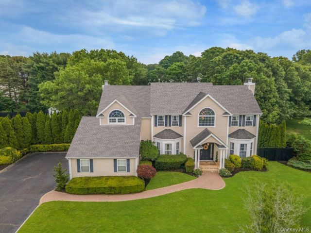  5 BR,  5.00 BTH &nbsp;Colonial style home in East Setauket