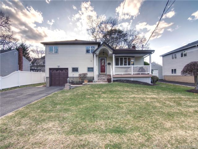  3 BR,  2.00 BTH &nbsp;Split level style home in Massapequa