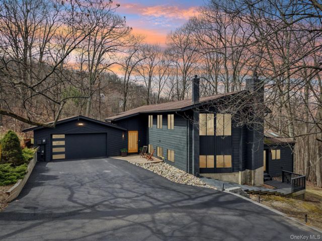 4 BR,  3.00 BTH &nbsp;Contemporary style home in Cornwall