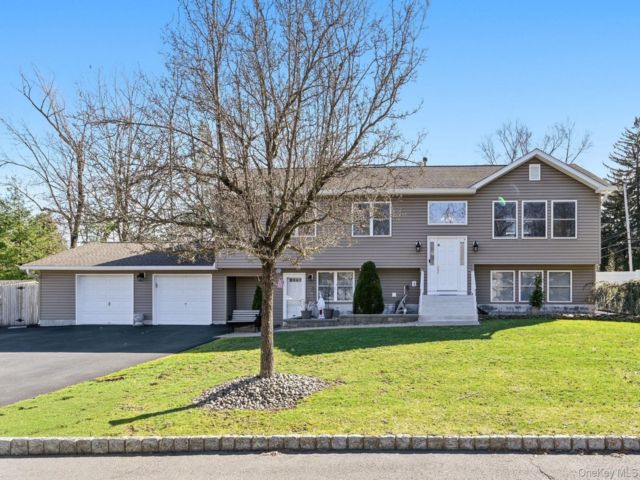  5 BR,  4.00 BTH &nbsp;Hi ranch style home in West Nyack