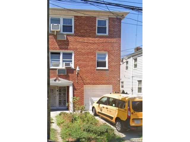  3 BR,  2.00 BTH &nbsp;Garden style home in Fresh Meadows