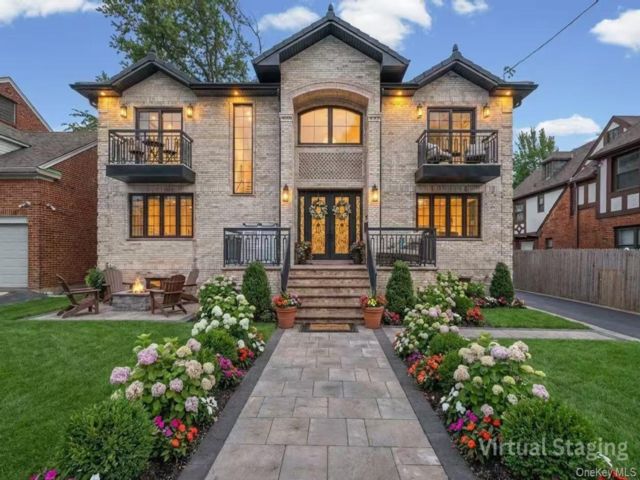  5 BR,  6.00 BTH &nbsp;Modern style home in Flushing