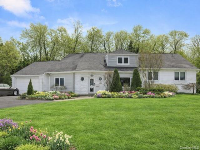  5 BR,  4.00 BTH &nbsp;Splanch style home in Bay Shore