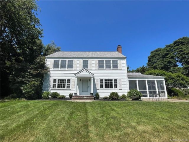  6 BR,  3.00 BTH &nbsp;Colonial style home in Lloyd Harbor