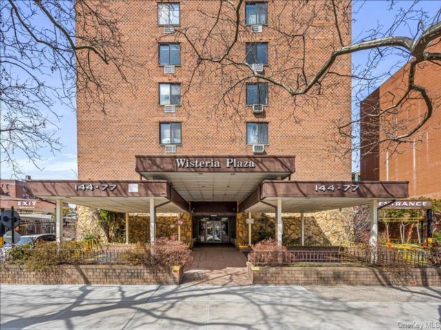  2 BR,  2.00 BTH &nbsp;Condo style home in Flushing