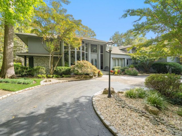  5 BR,  6.00 BTH &nbsp;Colonial style home in Oyster Bay Cove