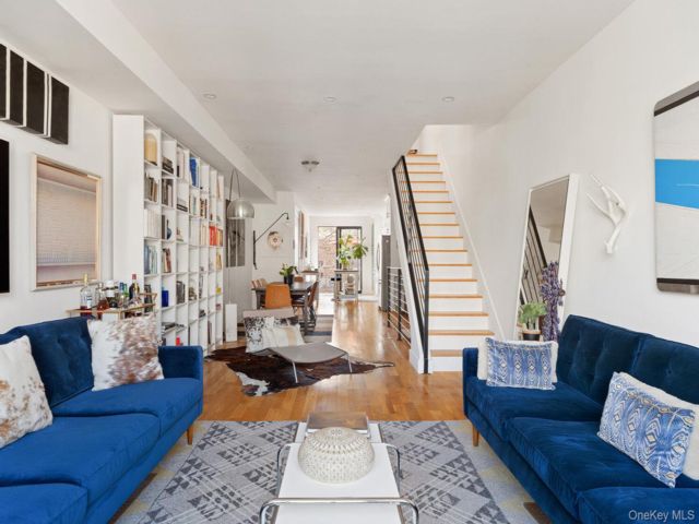  5 BR,  5.00 BTH &nbsp;House style home in Crown Heights