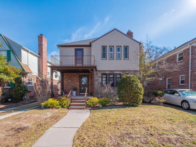  4 BR,  2.00 BTH &nbsp;Colonial style home in Fresh Meadows
