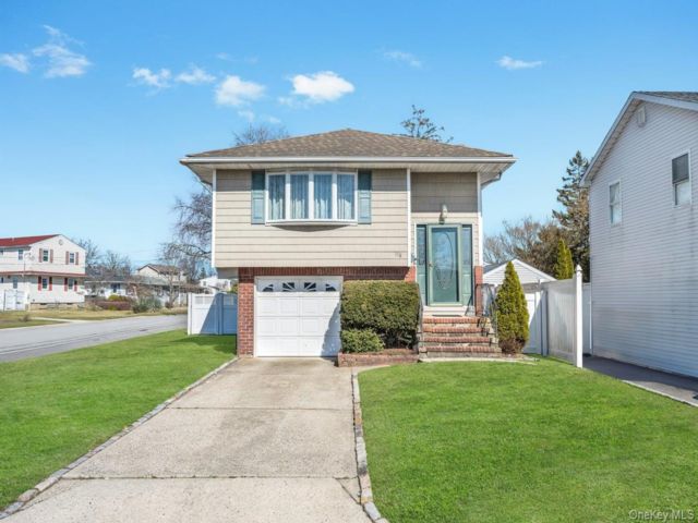  3 BR,  1.00 BTH &nbsp;Hi ranch style home in West Babylon