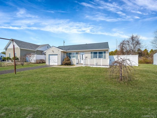  3 BR,  1.00 BTH &nbsp;Ranch style home in Central Islip