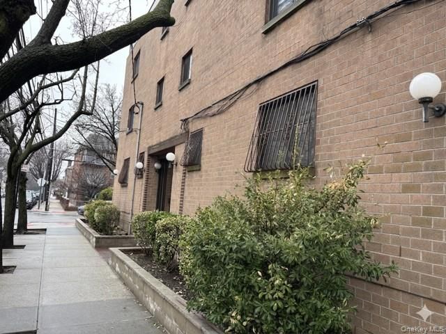  1 BR,  1.00 BTH &nbsp;Garden style home in Elmhurst