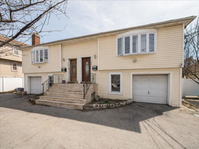  9 BR,  6.00 BTH &nbsp;Hi ranch style home in Cedarhurst
